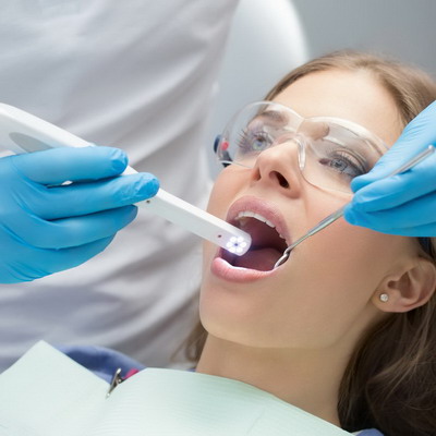 Обработка зуба реминерализующими растворами при стадии поверхностного кариеса