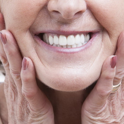 Ровная улыбка без дефектов после протезирования зубов в спб